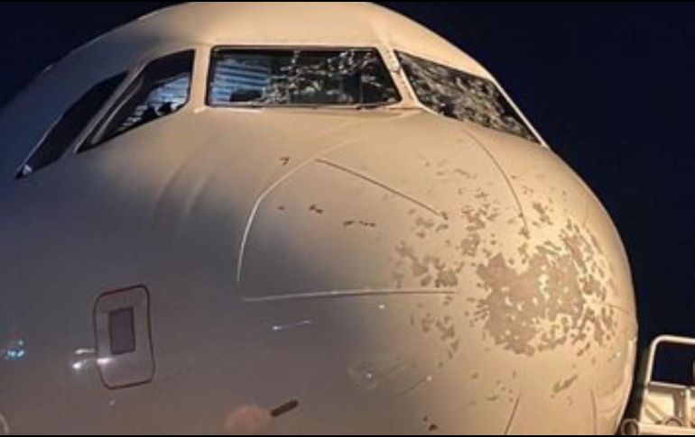 El granizo y los fuertes vientos dañaron el parabrisas del avión. ESPECIAL