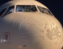El granizo y los fuertes vientos dañaron el parabrisas del avión. ESPECIAL
