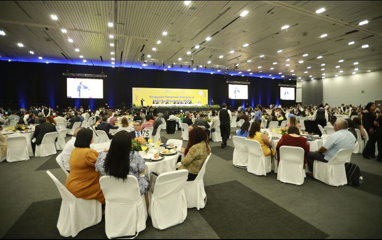 El Gobierno de Jalisco entregó mil 218 reconocimientos a docentes con 30 y 40 años de servicio y la medalla de oro “Ignacio Manuel Altamirano”. EL INFORMADOR/ CARLOS ZEPEDA