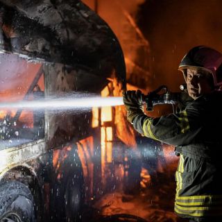 Rusia golpea a Kyiv con un "excepcional número de misiles" por tierra, mar y aire