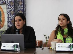 La coordinadora del equipo de datos de Data Cívica, Alicia Franco (d), acompañada de su directora ejecutiva Mónica Meltis (i), participan en una rueda de prensa en la Ciudad de México. EFE/S. Gutiérrez