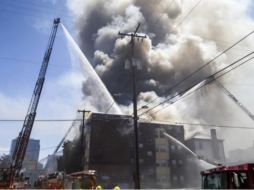 Bomberos temían que el edificio se viniera abajo. ESPECIAL