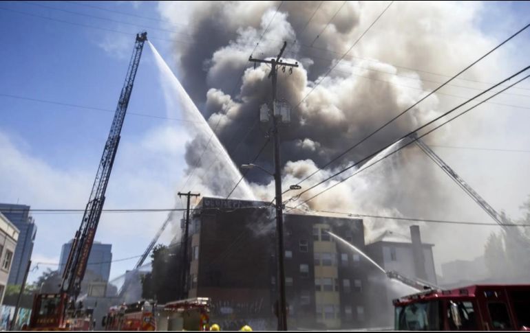 Bomberos temían que el edificio se viniera abajo. ESPECIAL