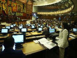 La asambleísta Viviana Veloz interviene en el juicio político de censura contra el presidente de Ecuador, Guillermo Lasso, en la sede de la Asamblea Nacional, en Quito. EFE/J. Jácome
