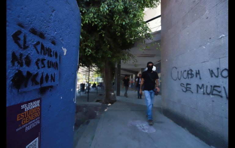 Algunos estudiantes se manifestaron en el CUCSH La Normal en contra del cambio a Belenes. EL INFORMADOR/ CARLOS ZEPEDA