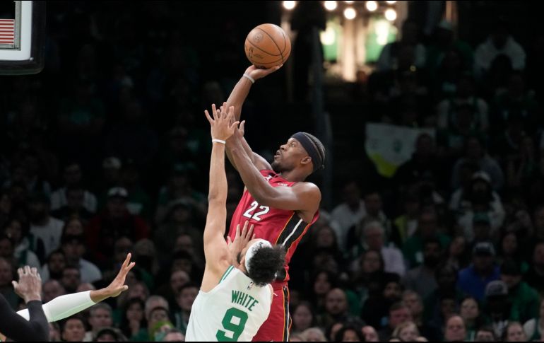 Jimmy Butler tuvo otra actuación de más de 30 puntos en estos playoffs. AP/C. Krupa