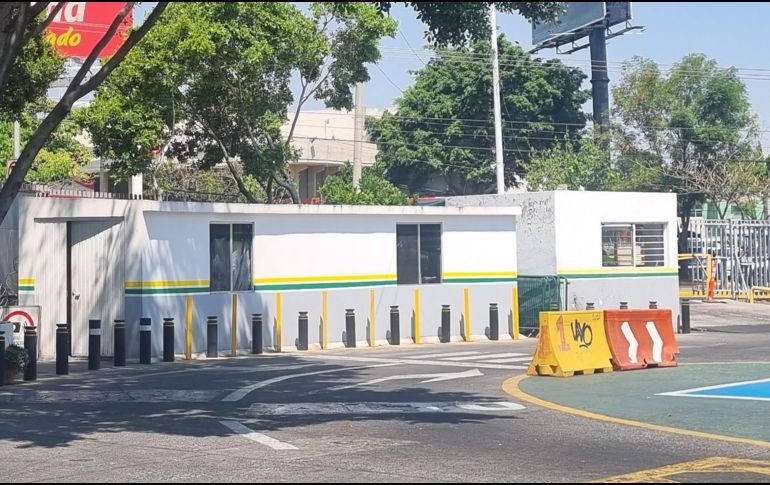 El Gobierno estatal puso bolardos de los más caros en las oficinas de la Setran, ubicadas en Alcalde y Circunvalación, para proteger una pared. EL INFORMADOR/C. Zepeda