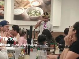 Familia deja plantado a joven en cumpleaños y meseros lo festejan. TIKTOK/luisrodriguez_privesalon