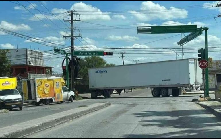 Hombres armados tomaron a la fuerza vehículos para tapar el paso. SUN