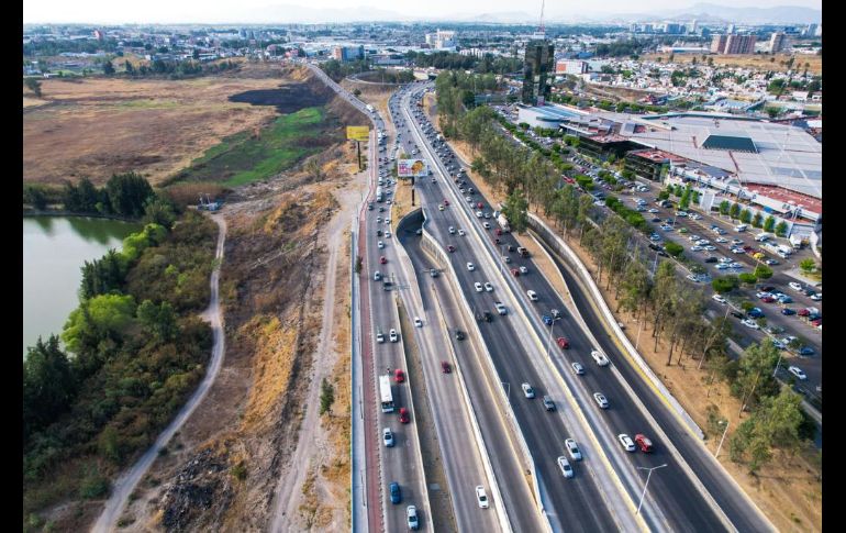 Minutos antes de las 18:00 horas en redes sociales ya reportaban vialidades con denso tránsito vehicular. EL INFORMADOR / A. Navarro