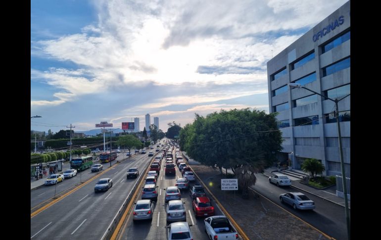 Minutos antes de las 18:00 horas en redes sociales ya reportaban vialidades con denso tránsito vehicular. EL INFORMADOR / E. Gomez