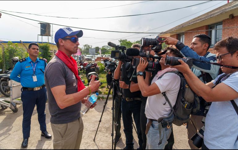 Kenton Cool habla ante periodistas en el aeropuerto de Katmandú después de descender de un helicóptero que lo trajo de regreso desde el Everest. AP/N. Shrestha