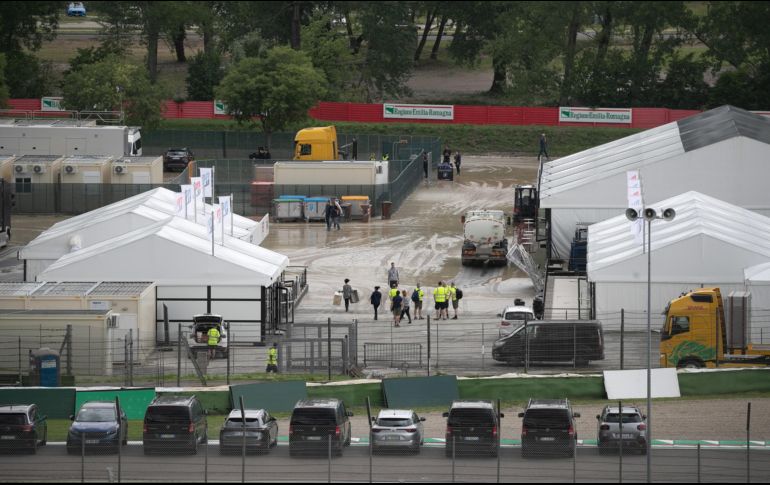 Las calles de numerosas localidades se vieron sumergidas por las aguas tras unas abundantes lluvias que desbordaron a una decena de ríos, uno de estos cercano al circuito de Imola donde se llevaría a cabo la carrera de F1. EFE / E. Valeri