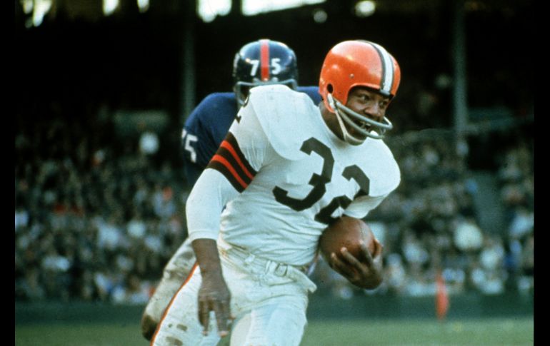 Jim Brown se retiró en el punto más alto de su brillante carrera en la NFL para convertirse en actor e importante activista por los derechos civiles en los años 60. AP / ARCHIVO