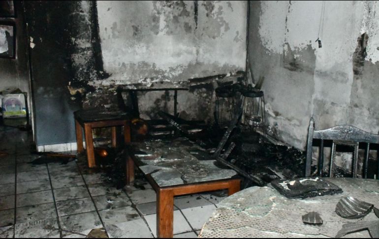 Un bombero salvó al menor debido a que se incendió su casa en la colonia 18 de marzo, en Guadalajara. ESPECIAL