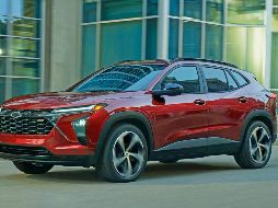 Retoma detalles afilados al frente con nuevas ópticas dobles de iluminación LED, parrilla de elaboradas formas y marcados pliegues en la carrocería. ESPECIAL