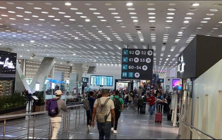 Los aeropuertos fueron cerrados por la caída de ceniza del volcán. ESPECIAL