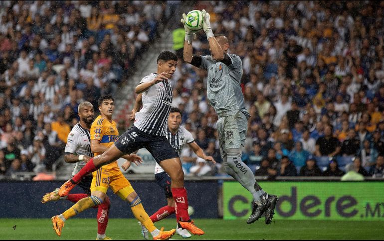 Rayados no pudo aprovechar su localía y apenas si llevó peligro a la meta felina. EFE/A. Ojeda