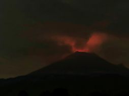 La actividad del volcán durante la madrugada del sábado provocó la caída de ceniza en la Ciudad de México y obligó al cierre de los aeropuertos de la capital. EFE/H. Ríos