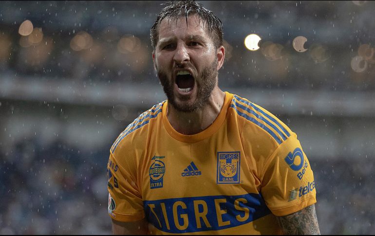 Con la llegada del silbatazo final, André Pierre Gignac realizó una seña de burla a la afición rayada. EFE/A. Ojeda