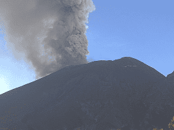 El volcán Popocatépetl ha presentado desde la madrugada episodios de tremor constante con emisiones de gases y ceniza de forma permanente. ESPECIAL