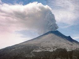 La expulsión de cenizas hizo cerrar el sábado, unas horas, los aeropuertos de la capital, pues restan visibilidad a los pilotos y dañan a los aviones. EL UNIVERSAL