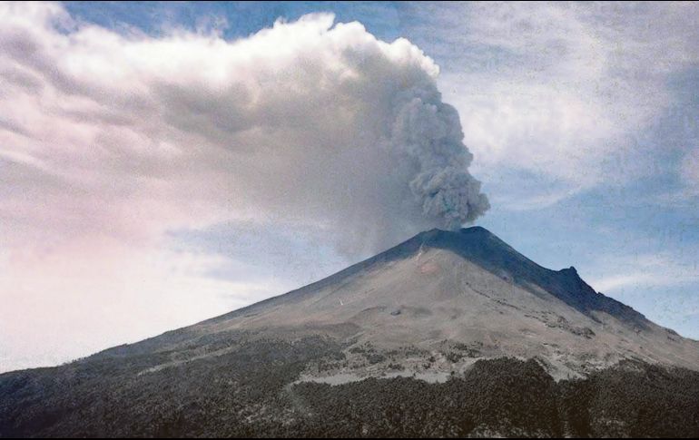 La expulsión de cenizas hizo cerrar el sábado, unas horas, los aeropuertos de la capital, pues restan visibilidad a los pilotos y dañan a los aviones. EL UNIVERSAL