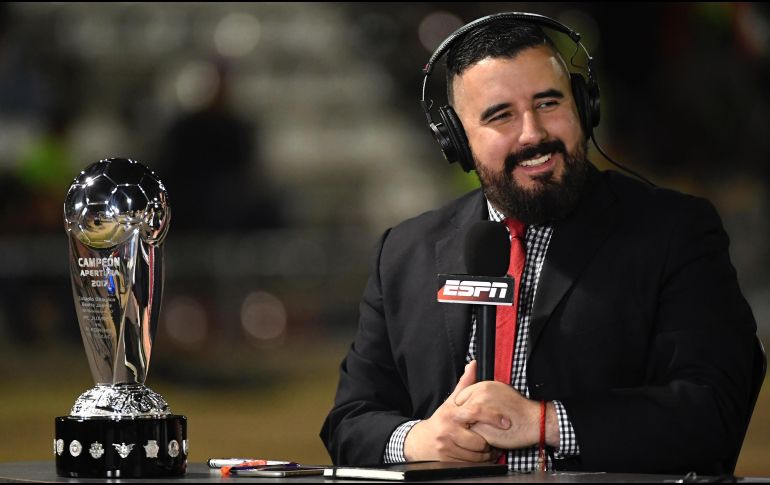 Con el banquillo vacío, Álvaro Morales, periodista de la cadena ESPN, aprovechó la oportunidad para mandarle un mensaje a Emilio Azcárraga, asegurando ser el idóneo para el puesto. IMAGO7