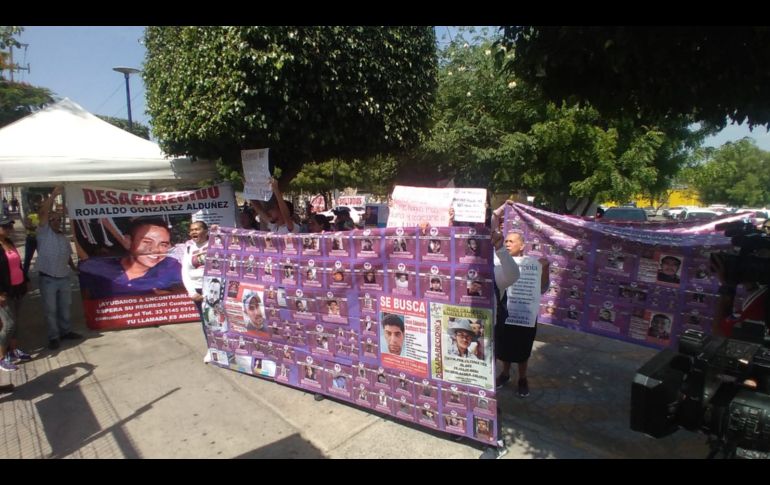 Con pancartas y consignas, las manifestantes exigieron rapidez y eficacia en las confrontas genéticas. ESPECIAL