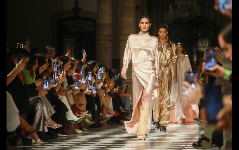 Colección de Lorena Saravia en MBFWMX. GENTE BIEN JALISCO/ Tony Martínez