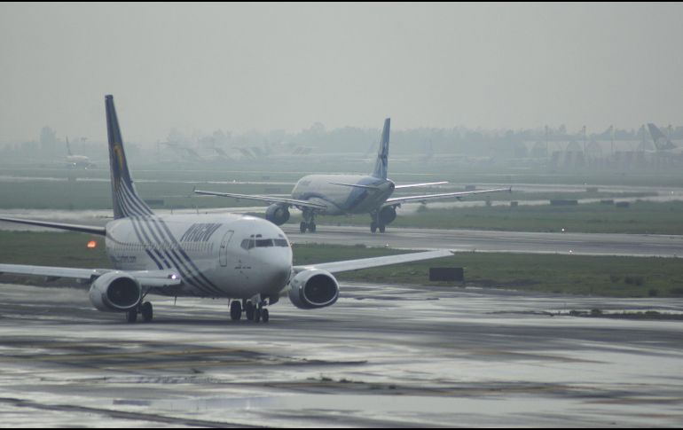 La ceniza puede generar la pérdida de visión para los pilotos, así que daña gravemente la seguridad operacional de la aeronave. EFE / ARCHIVO