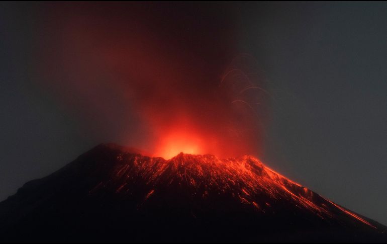 -FOTODELDÍA- MEX5725. SAN PEDRO BENITO JUÁREZ (MÉXICO), 22/05/2023.- Fotografía del volcán Popocatepetl en actividad, hoy, en el poblado San Pedro Benito Juárez, en Puebla (Mexico). Debido al incremento de la actividad del coloso de Mexico, el semáforo aumentó a amarillo fase 3, por lo que autoridades pidieron a la población respetar un radio de restricción de 12 kilómetros en las cercanías del volcán. EFE/ Hilda Ríos