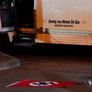 Adolescente estrella camión en la Casa Blanca y ondea bandera nazi