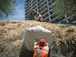 Trabajadores municipales se esfuerzan para sacar la basura. ESPECIAL