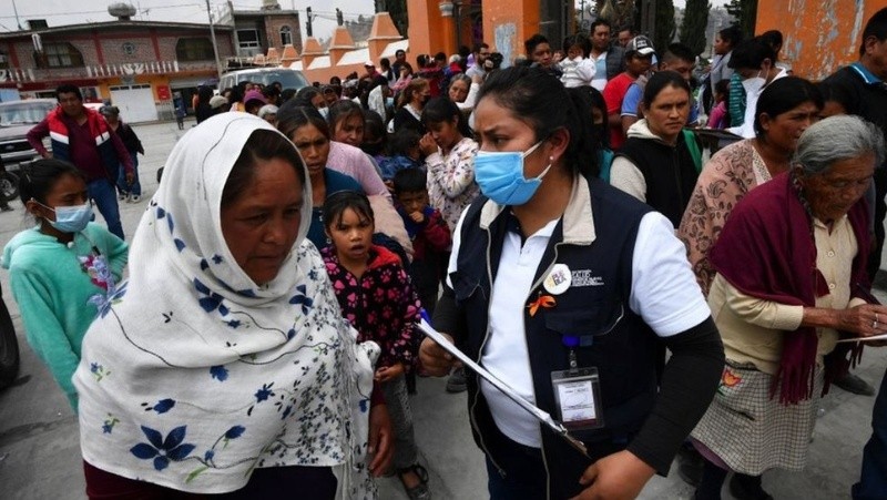 Vecinos de Santiago Xalitzintla recibieron el martes un kit de protección contra la caída de cenizas provenientes del 