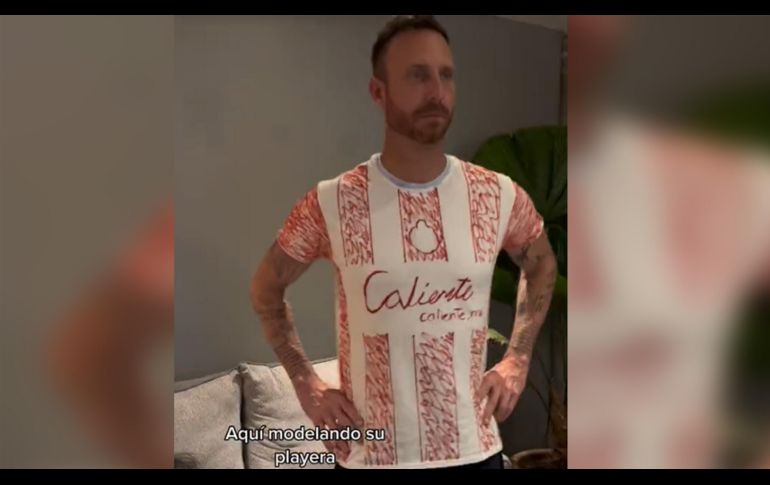 Mujer le hace a mano una playera de Chivas a su esposo porque no tenía