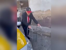 En el video se ve al adulto mayor desplazándose en su andadera mientras se prepara para ir a un partido de Chivas. TWITTER / @ERIFERCA