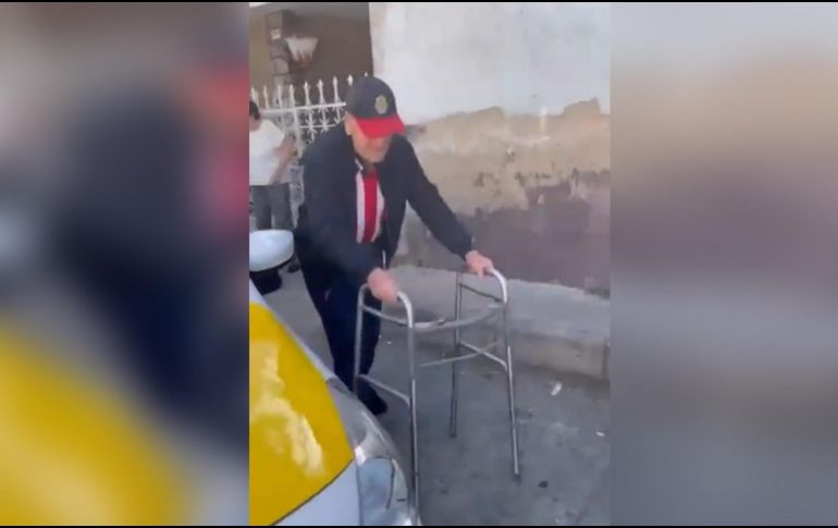 En el video se ve al adulto mayor desplazándose en su andadera mientras se prepara para ir a un partido de Chivas. TWITTER / @ERIFERCA