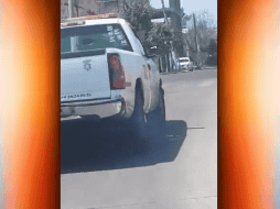 Fue un usuario de Twitter quien exhibió al vehículo oficial contaminante sin mencionar el lugar y la fecha del suceso. TWITTER / @MarioAv41290699