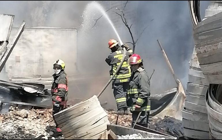 El incendio se registra en una recicladora de basura, en un área de 50 por 40 metros. ESPECIAL