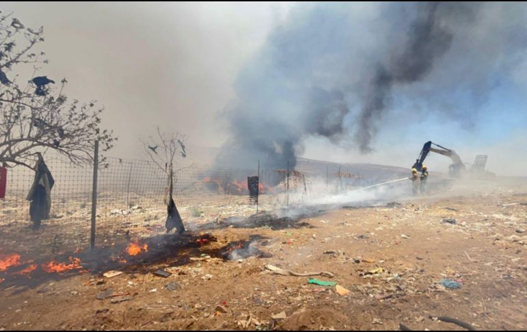 El incendio en la zona de Matatlán es atendido por elementos de la Unidad Estatal de Protección Civil y Bomberos Jalisco y de tres municipios. ESPECIAL