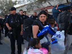Con el apoyo de policías municipales, autoridades de Ciudad Juárez desmantelaron varias casas de campaña habilitadas como refugios por migrantes. SUN