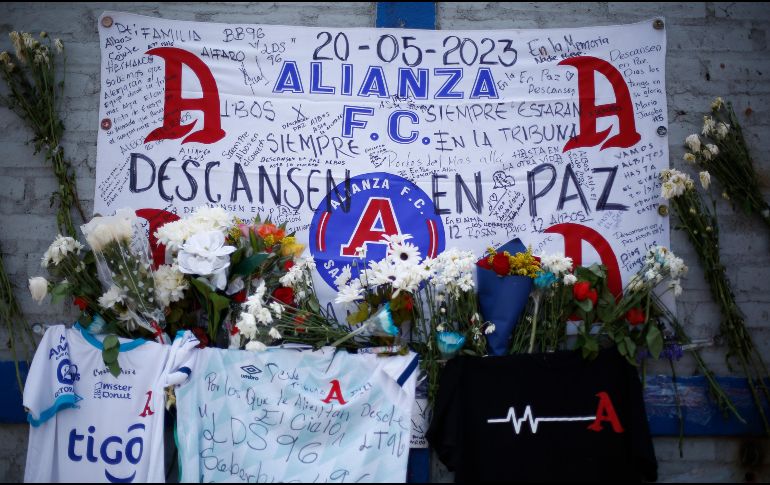 La tragedia ocurrió el sábado por la noche, pocos minutos después de iniciado el partido de vuelta entre Alianza y FAS por los cuartos de final de la liga salvadoreña. EFE / R. Sura