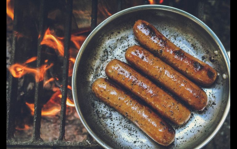 Aunque no es recomendable comer salchichas a diario, éstas son las más confiables al ser hechas de carne y no tener ingredientes como la soya. ESPECIAL/Foto de Rachel Clark en Unsplash