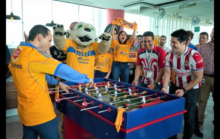 Con cánticos y sus playeras bien puestas se reunieron en el corporativo para comenzar a alentar a los Tigres, y están listos para disfrutar del juego de esta noche. CORTESÍA