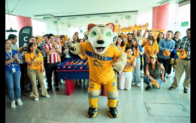 Con cánticos y sus playeras bien puestas se reunieron en el corporativo para comenzar a alentar a los Tigres, y están listos para disfrutar del juego de esta noche. CORTESÍA