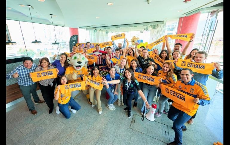 Con cánticos y sus playeras bien puestas se reunieron en el corporativo para comenzar a alentar a los Tigres, y están listos para disfrutar del juego de esta noche. CORTESÍA