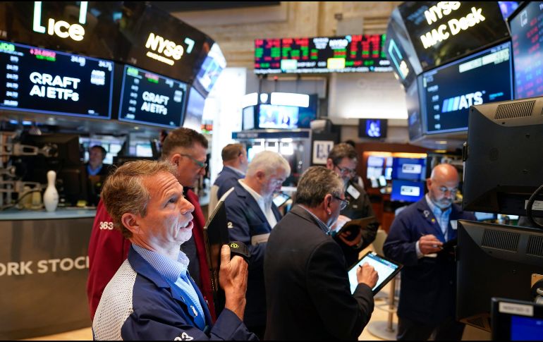 Wall Street abre al alza, atento a negociaciones sobre la deuda en EU. AP/ARCHIVO