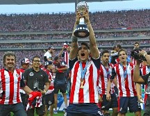 Alan Pulido en festejo con el trofeo de campeón, durante el partido de vuelta de la Final del Clausura 2017. IMAGO 7