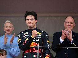 El año pasado, Checo Pérez nos regaló una de las postales más icónicas en la historia del deporte mexicano, cuando se arrojó a la piscina tras dominar el circuito urbano del principado. AFP / ARCHIVO